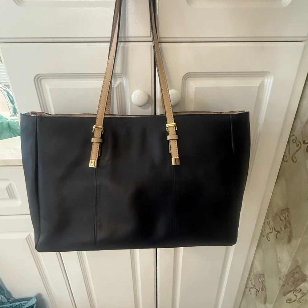 Elegant Black Tote Bag - Picture 2 of 12